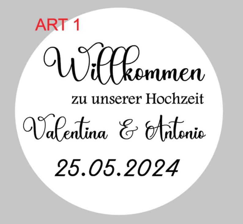 May include: White round sticker with black text that says "Art 1" in the top left corner. The text "Willkommen zu unserer Hochzeit Valentina & Antonio 25.05.2024" is in a decorative font.