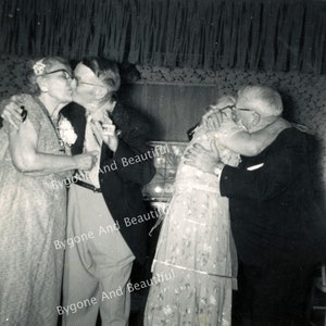 Imagen Vintage Parejas Besos Romance Amor Afecto Revista Basura Álbum de Recortes Descarga Digital