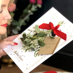 Tarjeta navideña personalizada con muérdago para mamá, papá y padres. Perfumada. En caja. Tarjeta de lujo con besos navideños hechos a mano para una familia especial.