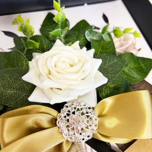 Handgemaakte trouwkaart gouden jubileum, gepersonaliseerde ivoorkleurige roos, 50e huwelijksverjaardag luxe geurend boeket bloemen, verpakt