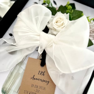 Luxe pure onbewerkte zijde trouwkaart huwelijksverjaardag geschenkverpakking - met handgemaakte geurende ivoor fluwelen roos voor 12e verjaardag cadeau van zijde