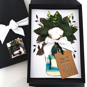 Tarjeta de primer aniversario con flores de algodón perfumadas. Parte delantera y parte interior personalizadas. Perfumada con ramo de flores de algodón en 3D. En caja de regalo.