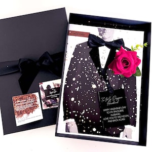 Tux Biglietto di San Valentino personalizzato di lusso per il marito - Biglietto profumato fatto a mano da uomo con smoking, bottoni di perle, papillon Dickie, rosa
