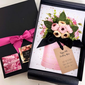 50e carte d'anniversaire pivoine personnalisée faite main pour elle, MAMAN SOEUR FILLE dans une boîte avec pivoines de luxe en soie rose parfumées faites main