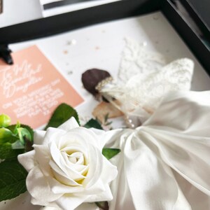 Elfenbein duftende Rosentochter Luxus HOCHZEITSKARTE Handgemacht / Personalisiert - Wählen Sie die Haarfarbe der Braut - Blond, Brünett, Rothaarige Braut