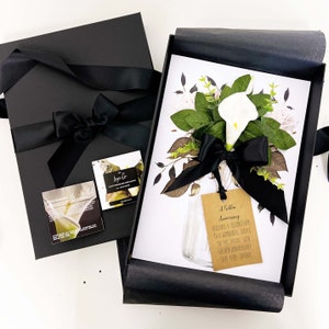 Tarjeta de 50 aniversario de Lily perfumada de lujo - Diseño de Calla Lily hecho a mano en 3D perfumado con Lily + Orquídea Negra para tarjeta de boda dorada