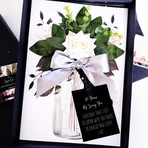 Carte d'anniversaire de mariage personnalisée en argent - Cadeau de 25e anniversaire de luxe fait main dans une boîte pour femme, mari. Coeur en cristal + ruban argenté