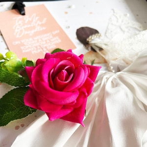 Gepersonaliseerde BRUID voor zus op TROUWDAG van Brother Step Sister. Met zijden jurk en geurende roze roos