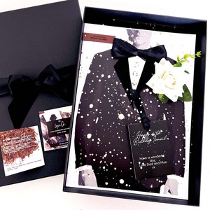 Tux Luxury biglietto di auguri di compleanno personalizzato per lui - Biglietto di auguri di compleanno profumato fatto a mano da uomo con smoking, bottoni in madreperla, papillon Dickie, rosa