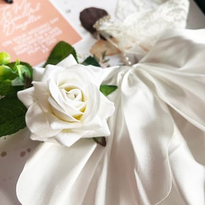 BIGLIETTO DI NOZZE per una figlia speciale - Oggi una sposa, sempre una FIGLIA da genitori/mamma/papà/nonni. Rosa di velluto avorio profumata fatta a mano.