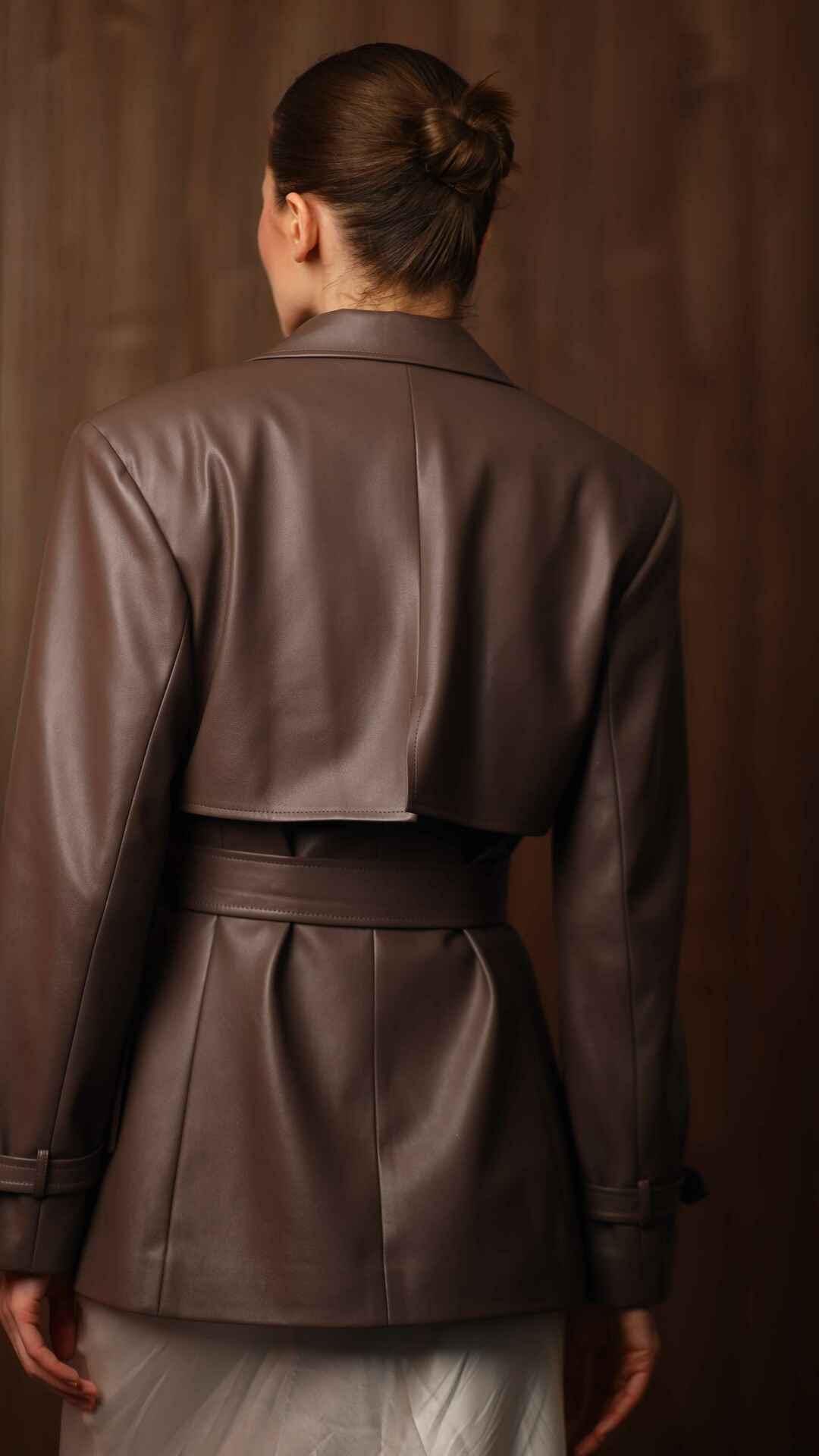 ブラウンのフェイクレザートレンチコート：バックルベルト付き