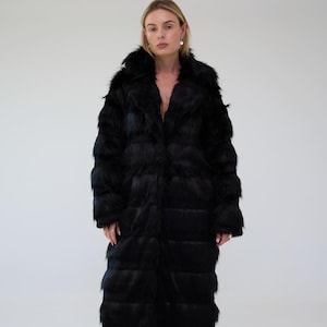 Lange zwarte jas van imitatiebont: winterbovenkleding