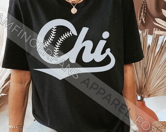 Puede incluir: Camiseta negra con una pelota de béisbol blanca y la palabra "Chi" en una fuente blanca de estilo manuscrito.