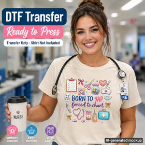 Puede incluir: Una camiseta beige con un gráfico médico colorido con el texto "BORN TO YAP forced to chart" rodeado de ilustraciones de un portapapeles, tijeras, vendas, pastillas, un estetoscopio, un gorro de enfermería y un botiquín médico.