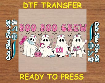 Pode incluir: Uma transferência DTF com o texto "BOO BOO CREW" em rosa, apresentando personagens fantasmas vestidos de enfermeiras. Os fantasmas estão segurando suprimentos médicos e usando chapéus de enfermeira. As palavras "DTF TRANSFER" e "READY TO PRESS" também são visíveis.