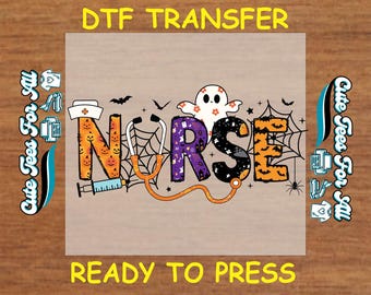 Pode incluir: Um design de transferência DTF com a palavra "NURSE" em laranja, roxo e preto, com elementos temáticos de Halloween como abóboras, um fantasma e teias de aranha. Inclui um estetoscópio e o texto "READY TO PRESS."