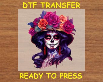 Könnte beinhalten: Ein digitales Transferdesign mit einer Frau mit einem Zucker Schädel Gesicht, die eine Blumenkrone trägt. Das Design ist bereit, auf ein T-Shirt oder einen anderen Stoff gepresst zu werden.