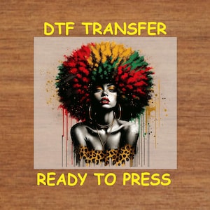 Puede incluir: Transferencia DTF con una ilustración de una mujer con un afro vibrante en rojo, verde y amarillo. La imagen incluye detalles dorados, pendientes de aro grandes y una parte superior con estampado de leopardo. El texto "READY TO PRESS" se muestra debajo.