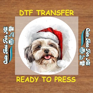 Puede incluir: Transferencia DTF con un perro Shih Tzu con un gorro de Papá Noel rojo. El perro está representado en estilo acuarela, con pelaje marrón y blanco. El texto dice "DTF TRANSFER" y "READY TO PRESS".