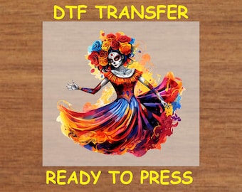 Könnte beinhalten: Ein farbenfrohes digitales Transferdesign mit einer von Día de Muertos inspirierten Frau mit einer Blumenkrone, die ein leuchtendes orangefarbenes, blaues und rotes Kleid trägt. Das Design ist bereit, auf Stoff gepresst zu werden.