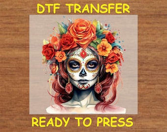 Könnte beinhalten: Ein digitales Transferdesign mit einer farbenfrohen Illustration einer Frau mit einem Zucker Schädel Make-up Design und einer Blumenkrone. Das Design ist bereit, auf Stoff gepresst zu werden.