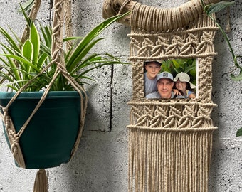 Juego de dos colgadores de fotos de macramé con soporte para plantas, tapiz de pared de macramé para enmarcar fotos, soporte para fotos, colgador de plantas estilo boho, regalo fotográfico