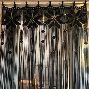 Peut inclure: Rideau en macram&eacute; noir avec un motif g&eacute;om&eacute;trique. Le rideau est fait de corde &eacute;paisse et est suspendu &agrave; une tringle en bois.
