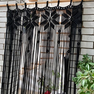 Peut inclure: Rideau en macram&eacute; noir avec un motif g&eacute;om&eacute;trique. Le rideau est fait de cordon de coton &eacute;pais et est suspendu &agrave; une tringle en bois.