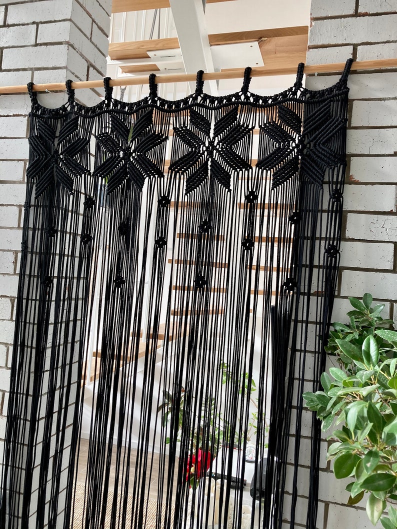 Peut inclure: Rideau en macram&eacute; noir avec un motif g&eacute;om&eacute;trique. Le rideau est fait de cordon de coton &eacute;pais et est suspendu &agrave; une tringle en bois.