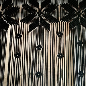 Peut inclure: Rideau en macram&eacute; noir avec un motif g&eacute;om&eacute;trique. Le rideau est fait de corde &eacute;paisse et a une frange en bas.
