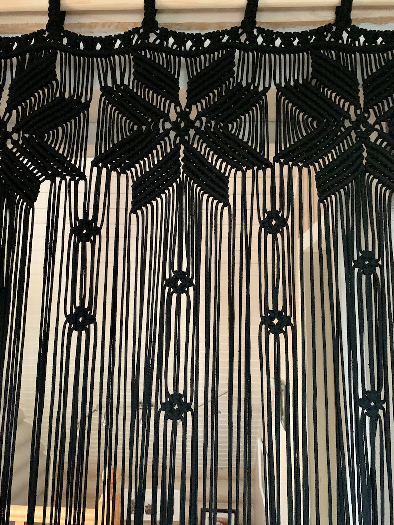Peut inclure: Rideau en macram&eacute; noir avec un motif g&eacute;om&eacute;trique. Le rideau est fait de corde &eacute;paisse et a une frange en bas.