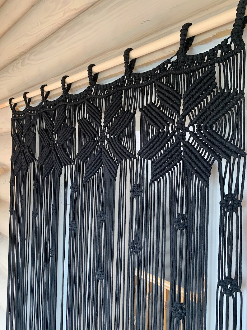 Peut inclure: Rideau en macram&eacute; noir avec un motif g&eacute;om&eacute;trique suspendu &agrave; une tringle en bois.