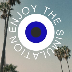 Op de afbeelding: Een witte cirkel met een blauw oog en een zwarte pupil in het midden. De cirkel heeft de tekst "ENJOY THE SIMULATION" eromheen geschreven in wit.