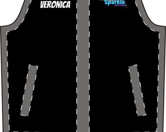 以下が含まれることがあります： グレーのトリムと白い破線が入った黒いジャケットのデザイン。「COACH VERONICA」の文字が左上に白でプリントされ、「Super Starz Sparkle」の文字が右上にあります。