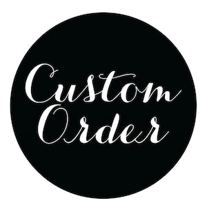 Könnte beinhalten: Ein schwarzer, kreisförmiger Grafik mit dem Schriftzug "Custom Order" in weißer, eleganter Schrift. Der Text ist mittig im Kreis platziert. Geeignet für individuelle Produktangebote.