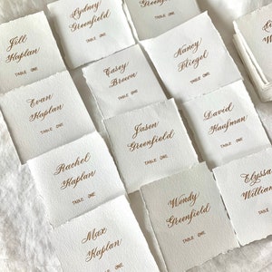 Segnaposto quadrati scritti a mano, biglietti da visita per matrimonio in avorio bianco con numero di tavolo, carta con bordo frastagliato fatta a mano, piatti per feste