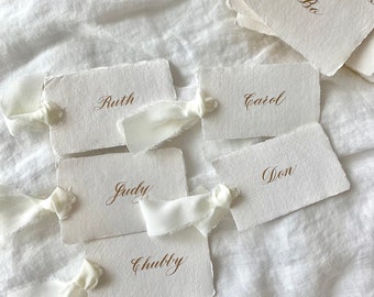 Tarjetas de mesa de papel marfil con cinta sedosa blanca: tarjetas de presentación con borde de barba, tarjetas de caligrafía de papel hechas a mano y más