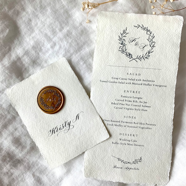 Menú de boda con escudo floral: papel desbarbado hecho a mano color marfil