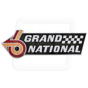 Peut inclure: Un emblème Grand National noir et argent avec un motif de drapeau à damier. L'emblème comporte les mots "GRAND NATIONAL" en lettres blanches. L'emblème a un motif de flèche rouge, orange et or sur le côté gauche.