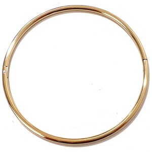K&ouml;nnte beinhalten: Eine goldfarbene, kreisf&ouml;rmige Halskette mit einem Verschluss. Die Halskette ist ein schlichtes, elegantes Design, das f&uuml;r den t&auml;glichen Gebrauch geeignet ist. Das Metall hat eine polierte, reflektierende Oberfl&auml;che.