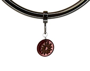 Colgante de cristal checo con dije de sol rojo para nuestros collares Eternity de 8 mm y 6 mm