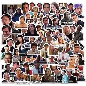 Può includere: Una collezione di adesivi fustellati con personaggi e citazioni di una popolare serie televisiva. Gli adesivi presentano varie espressioni facciali e frasi, con un bordo bianco.