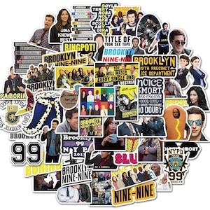 Könnte beinhalten: Eine Sammlung von gestanzten Aufklebern mit Charakteren und Zitaten aus der Fernsehserie "Brooklyn Nine-Nine". Die Aufkleber enthalten Bilder der Darsteller, das Logo der Show und verschiedene Slogans. Die Aufkleber sind in verschiedenen Formen und Größen.