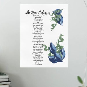 Peut inclure: Une affiche blanche avec des illustrations florales bleues et vertes sur le c&ocirc;t&eacute; droit. L'affiche pr&eacute;sente le po&egrave;me "The New Colossus" d'Emma Lazarus, qui se lit comme suit : "Pas comme le g&eacute;ant de bronze de la gloire grecque, Avec des membres conqu&eacute;rants &agrave; cheval de terre en terre ; Ici, &agrave; nos portes baign&eacute;es par la mer, au coucher du soleil, se tiendra Une femme puissante avec une torche, dont la flamme Est la foudre emprisonn&eacute;e, et son nom M&egrave;re des exil&eacute;s. De sa main de phare Brille l'accueil du monde entier ; ses yeux doux Commandent l'air et les montagnes du port se tiennent Au regard et aucun navire qui navigue sur les mers Mais n'am&egrave;ne pas un immigrant, qui n'est pas libre, "Gardez, terres anciennes, votre pompe l&eacute;gendaire !" crie-t-elle Avec des l&egrave;vres silencieuses. "Donnez-moi vos fatigu&eacute;s, vos pauvres, Vos masses entass&eacute;es aspirant &agrave; respirer librement, Les d&eacute;chets mis&eacute;rables de votre rivage grouillant. Envoyez-moi ceux-l&agrave;, les sans-abri, ballott&eacute;s par la temp&ecirc;te, Je l&egrave;ve ma lampe &agrave; c&ocirc;t&eacute; de la porte dor&eacute;e !" - Emma Lazarus