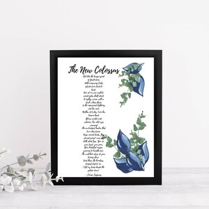 Peut inclure: Une impression d'art imprimable avec un cadre noir pr&eacute;sentant un po&egrave;me intitul&eacute; "The New Colossus" d'Emma Lazarus. Le po&egrave;me est imprim&eacute; en texte noir sur fond blanc. L'impression est d&eacute;cor&eacute;e d'illustrations florales bleues et vertes.