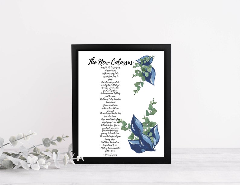 Peut inclure: Une impression d'art imprimable avec un cadre noir pr&eacute;sentant un po&egrave;me intitul&eacute; "The New Colossus" d'Emma Lazarus. Le po&egrave;me est imprim&eacute; en texte noir sur fond blanc. L'impression est d&eacute;cor&eacute;e d'illustrations florales bleues et vertes.