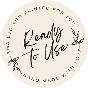 Peut inclure: Un cercle beige avec du texte noir qui dit "Emailed and Printed for You Ready to Use Hand Made with Love". Le texte est en &eacute;criture manuscrite et est entour&eacute; de deux petits motifs floraux noirs.
