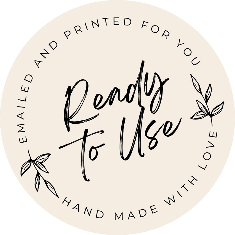 Peut inclure: Un cercle beige avec du texte noir qui dit "Emailed and Printed for You Ready to Use Hand Made with Love". Le texte est en &eacute;criture manuscrite et est entour&eacute; de deux petits motifs floraux noirs.