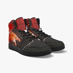 Könnte beinhalten: Paar hochgeschnittene Sneaker mit schwarzer Basis und einem feurigen Drachen-Grafik auf der Seite. Die Sneaker haben rote Akzente auf Zunge und Obermaterial, mit schwarzen Schnürsenkeln und weißem Besatz.