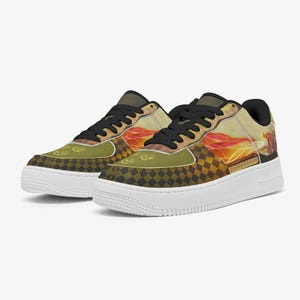 Op de afbeelding: Een paar op maat gemaakte sneakers met een uniek ontwerp. De schoenen hebben een witte zool, zwarte veters en een combinatie van olijfgroene, bruine en gele patronen. Het ontwerp bevat een dambordpatroon en een zonsonderganglandschap.